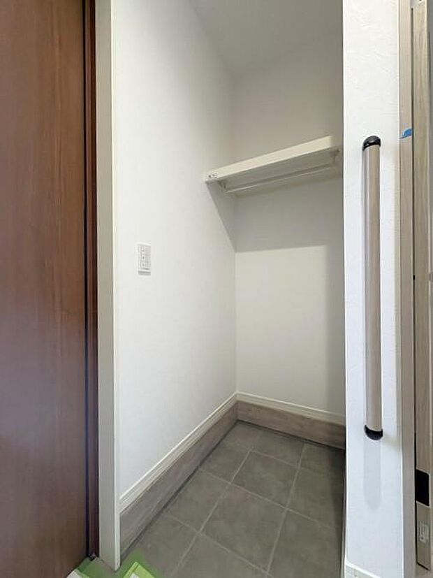 ベビーカーなどの大きなものも楽々収納できる、ハンガーパイプ付きの土間収納が嬉しいポイントです♪