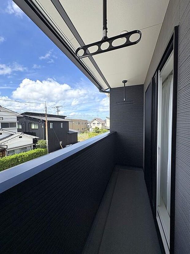南向きのベランダで洗濯物がよく乾きます♪毎日の家事がラクになり、晴れの日も気持ちよく過ごせます♪