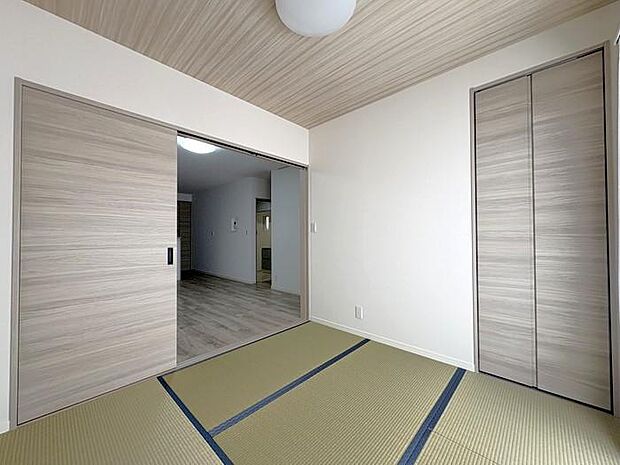 リビング横にある約4.5帖の和室です♪お子様の遊び場やお昼寝、来客用の寝室にと多様な用途で使えます♪