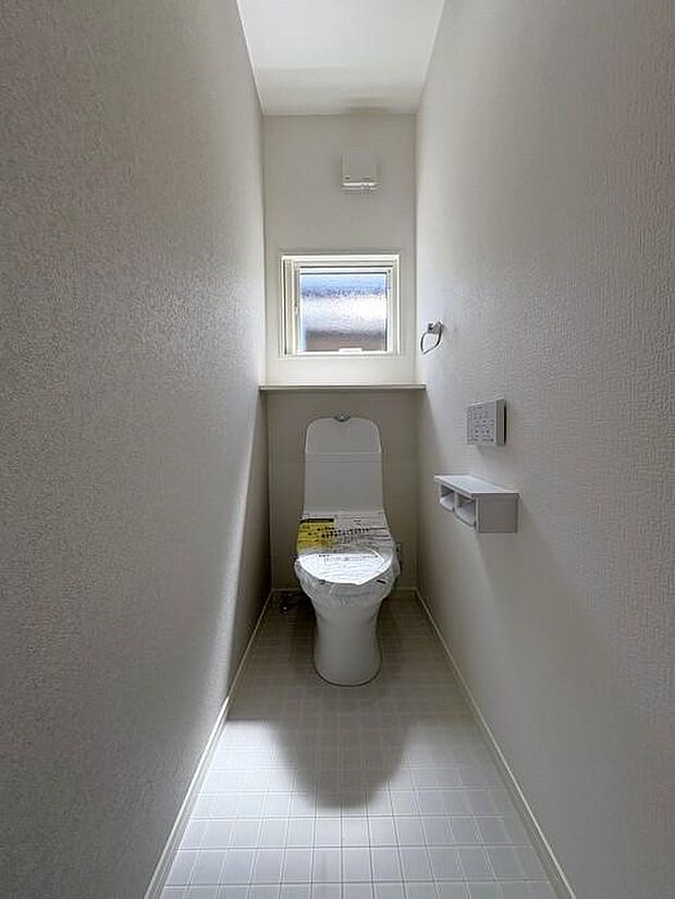 2階にあるトイレです♪忙しい朝の時間帯も2か所あると安心感がありますね♪採光も良好で明るい空間です♪