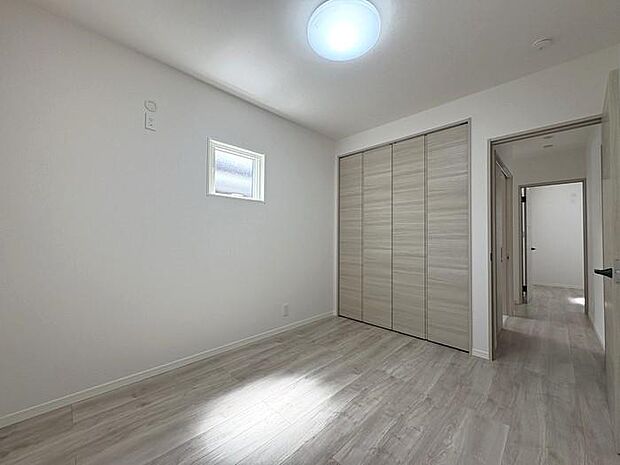 2階にある約5.3帖の洋室です♪ 扉付きクローゼットでスッキリ収納でき、お部屋をいつでもキレイに保てます♪