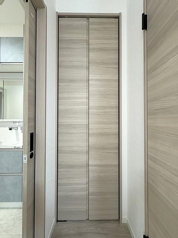 トイレ前にある収納スペースです♪掃除用具や日用品をまとめてすっきり片付けられる便利なスペースです♪