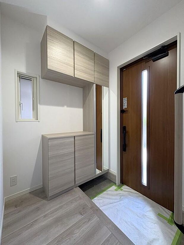 木目調の玄関収納が温かみのある雰囲気を演出し、家族やお客様を優しく迎えます♪嬉しい姿見付き♪