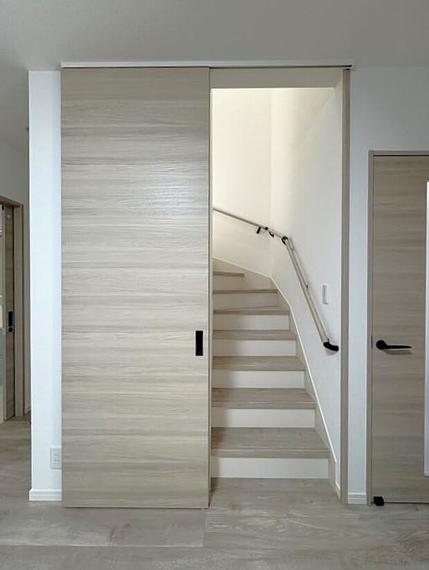 リビング階段は扉付きで、冷暖房効率を保ちながら家族のコミュニケーションも大切にできます♪