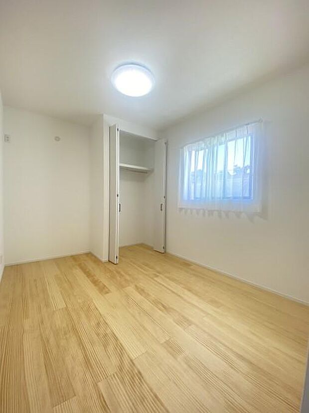 2階にある約5.4帖の洋室です♪クローゼットは扉がついているので、収納後扉を閉めるとスッキリとした空間へ♪