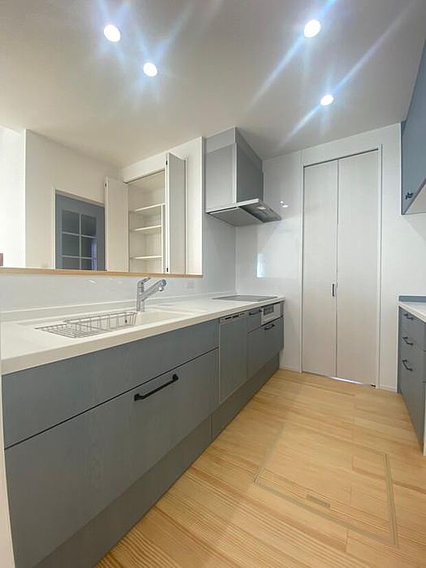 グレーカラーのキッチンで、落ち着いたおしゃれ空間に♪キッチン奥には嬉しいパントリー収納もあります♪
