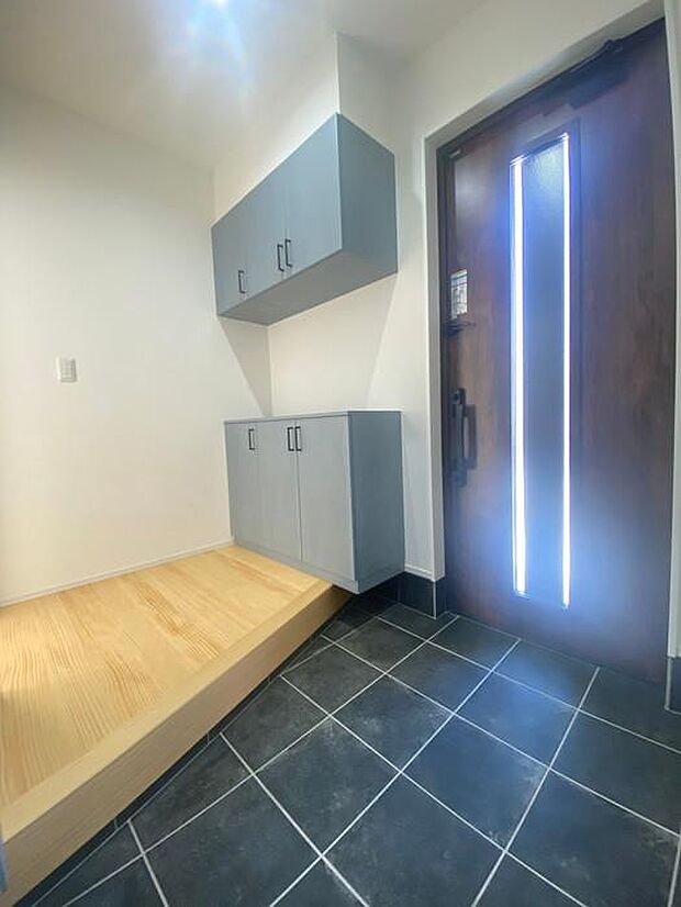 採光窓付きの玄関ドアで明るい玄関に♪シューズクローゼットで靴もスッキリ片付きます♪