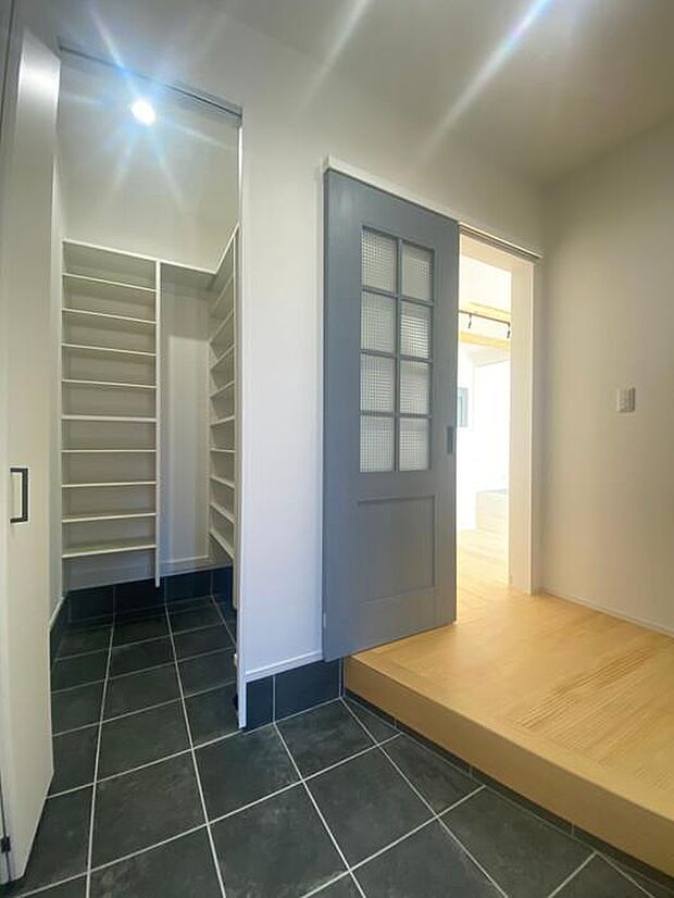 土間収納付きで玄関が広々♪靴や外遊びグッズをしっかり片付けられて、快適な空間に♪