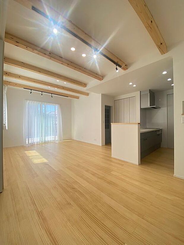 2階へはリビングを通過して行きます♪家族をより身近に感じる事のできる間取りです♪