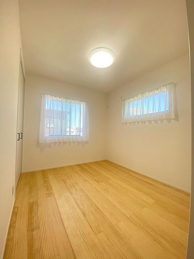 2階にある約5.3帖の洋室です♪2面に窓があり、陽当たりも風通しも良好♪子ども部屋や寝室など、使い方いろいろ♪