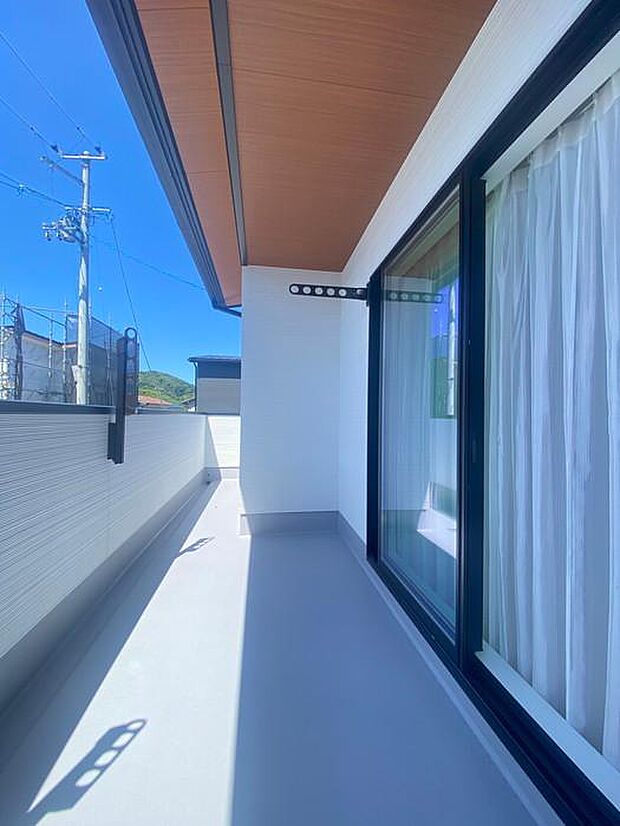 バルコニーは日当たり抜群で、洗濯物がよく乾きます♪ ちょっとした雨でも濡れにくくて安心です♪