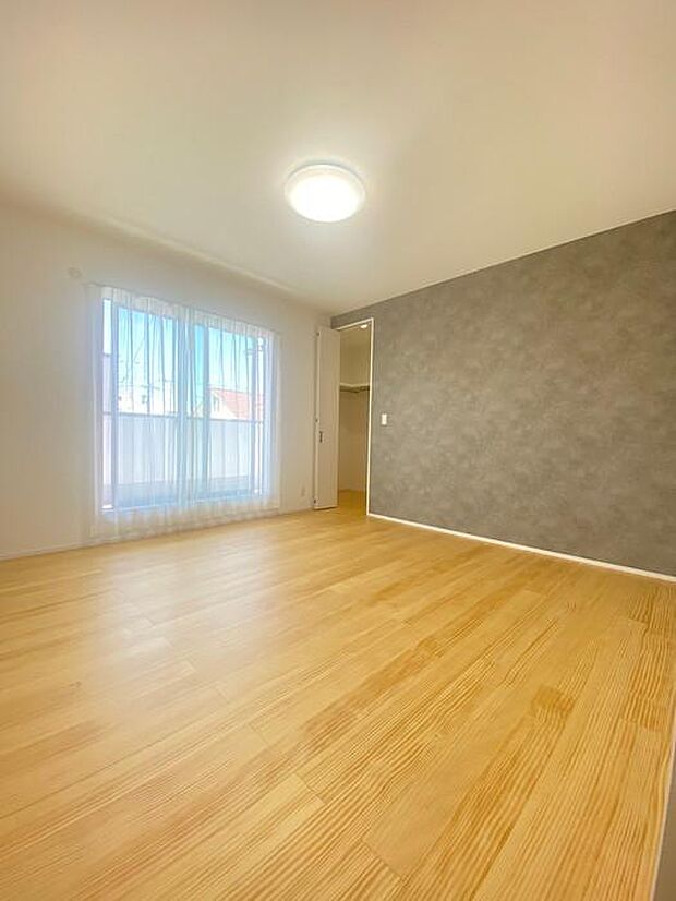 2階にある約8帖の洋室です♪グレーのアクセントクロスでおしゃれで落ち着いた雰囲気です♪