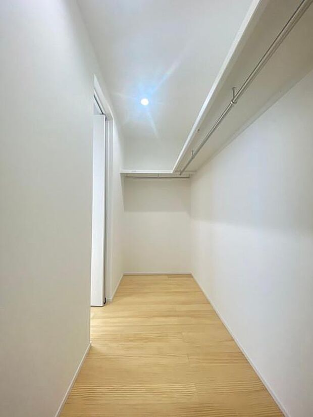 季節の衣類や大きな荷物もラクラク収納できる大容量が魅力な2階8帖にあるウォークインクローゼットです♪