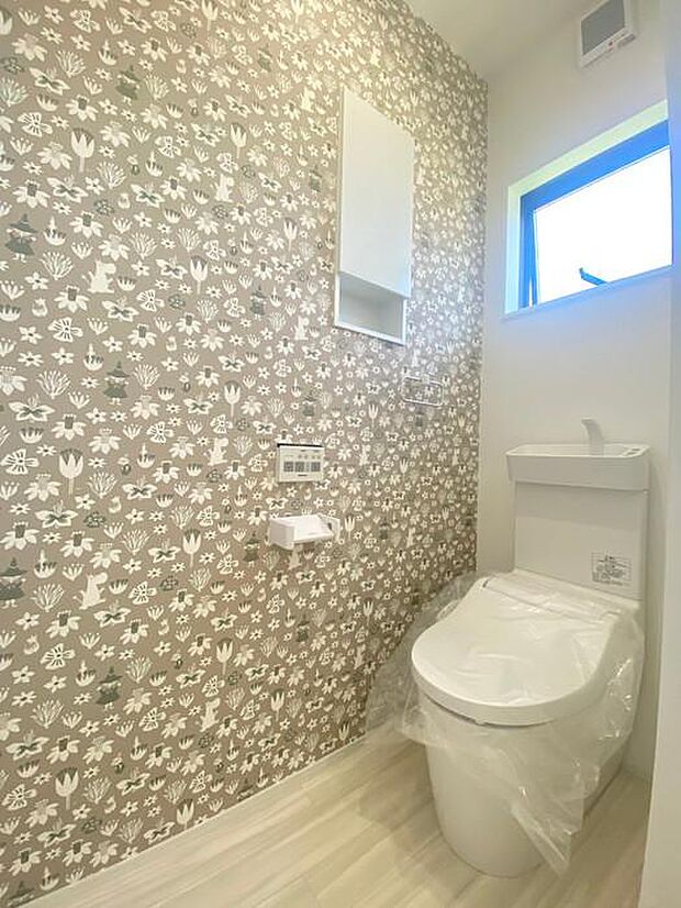 2階のトイレです♪かわいいデザインのアクセントクロスが印象的な、楽しいトイレ空間です♪