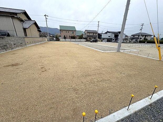 中学校まで徒歩約2分で、子育て世代にも嬉しい立地です♪現地案内もできますので、お気軽にお申し付け下さい♪