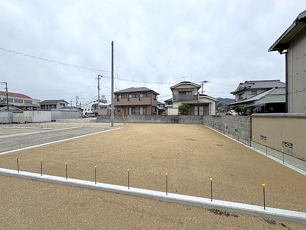 閑静な住宅街にある分譲地です♪西側前面道路は幅約6.1mで、ゆったりして車の行き来もしやすいですね♪