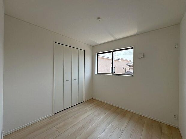 2階にある約5帖の洋室です♪