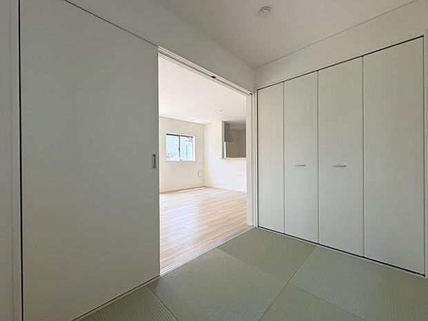 1階リビング横にある約3帖の和室です♪