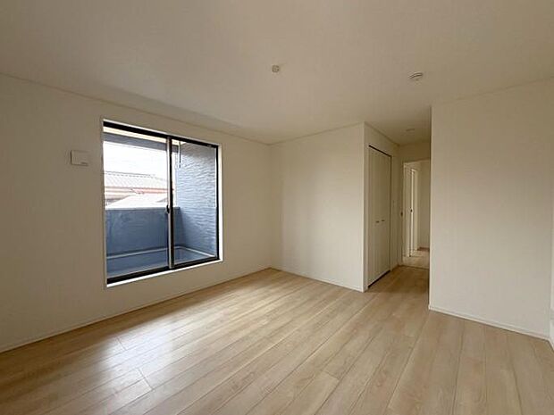 2階にある約9帖の洋室です♪