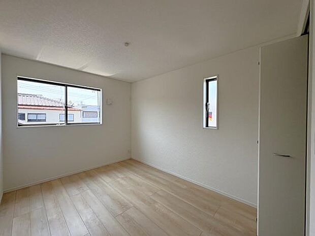 2階にある約6帖の洋室です♪