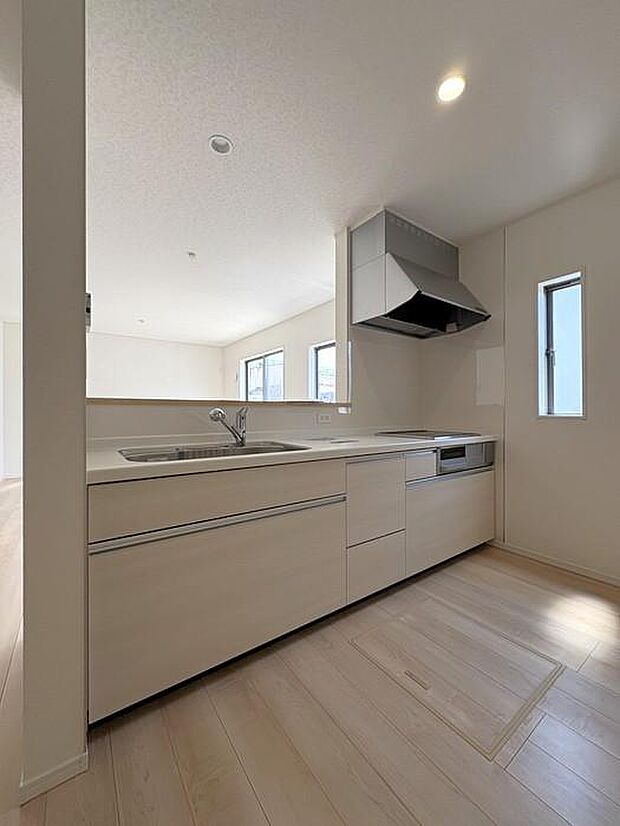 キッチンは人気の対面型♪料理をしながらリビングの様子を見る事ができます♪3帖の和室は家族の憩いの場です♪