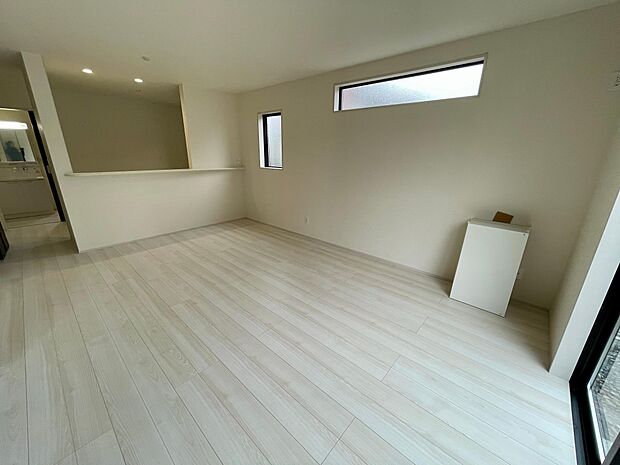 毎日の疲れを癒してくれるリビング♪彩光とプライバシーを考えた窓の配置でゆったりと家族と団らんができます♪