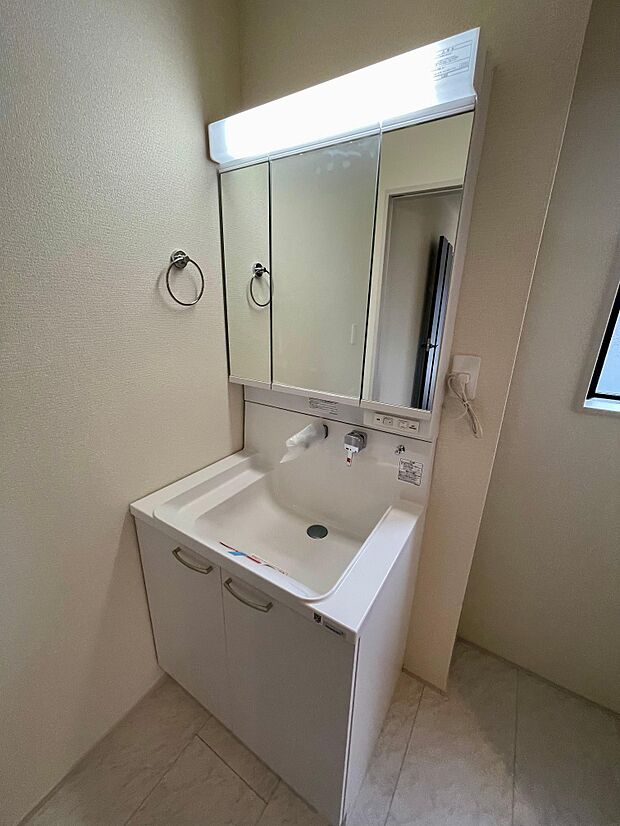 三面鏡の洗面台は鏡の裏が収納になっているため、化粧用品がたっぷり入ります♪