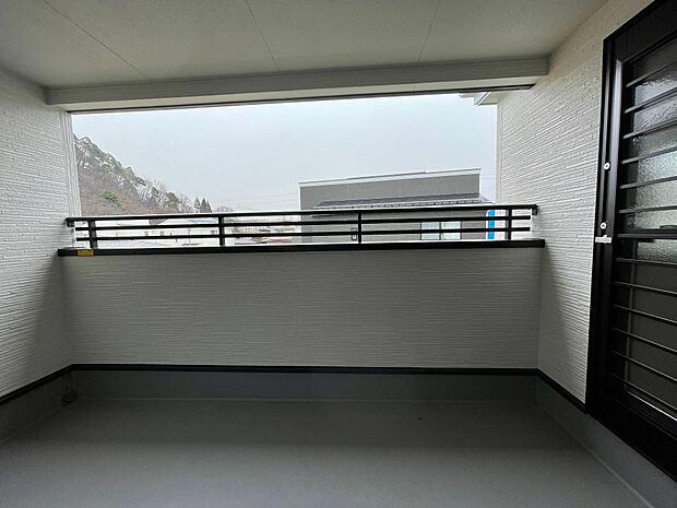 南向きのインナーバルコニーはゆったりとして、机や椅子も置ける広さです♪