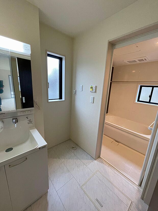洗面脱衣所には窓があり明るい光が入ります。ドラム式洗濯機も余裕で入る広さです♪