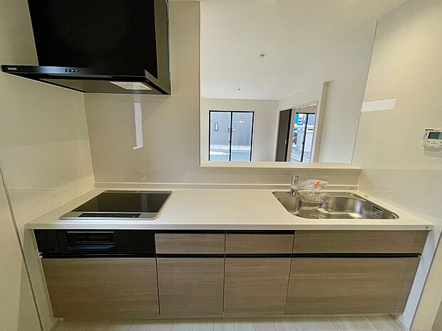 お料理が楽しくなるゆったりとしたキッチンスペース♪お手入れが簡単なHIクッキングヒータやたっぷり食器の入るシンクが魅力的です♪