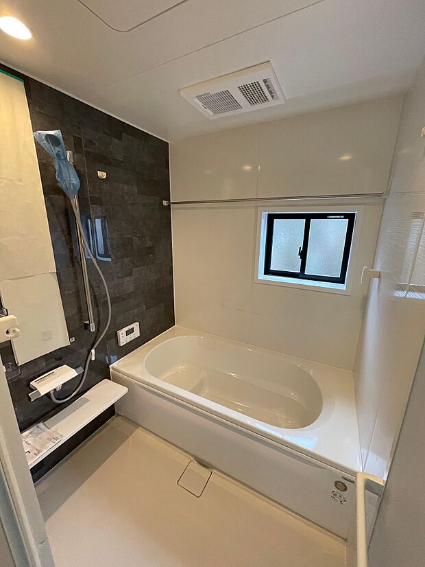 床の乾きやすい1坪タイプの浴槽♪足を伸ばしてゆっくり入浴ができます。浴室暖房機能付きで冬でもあったかいです。