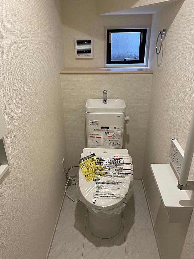 光が入るトイレは温水洗浄機能付き♪