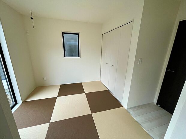 LDKの隣には、お子様の遊び部屋やお昼寝スペースにも活用できる5帖の和室付き♪傷みにくくダニやカビの発生を抑える畳を使用♪