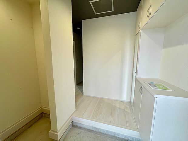 白を基調とした明るい玄関スペース♪シューズクロークにはベビーカーや上着も収納可能♪シューズボックスも大容量で長靴もスニーカーもたくさん収納