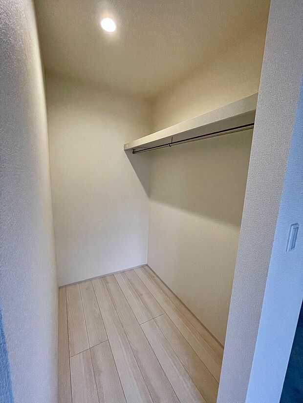 ウォークインクローゼットにはたくさんの洋服、バック、小物が収納可能です。