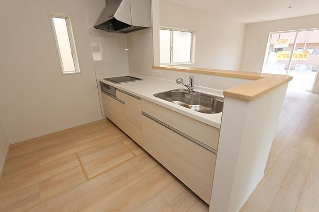 飲み物や缶詰の保存に便利な床下収納付き♪