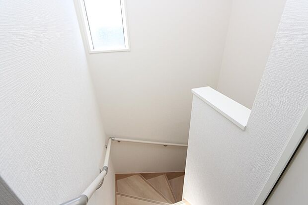 2階の階段スペースに窓があり明るいです♪　