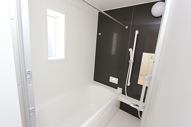 浴室には窓もあり通風・彩光に優れています♪