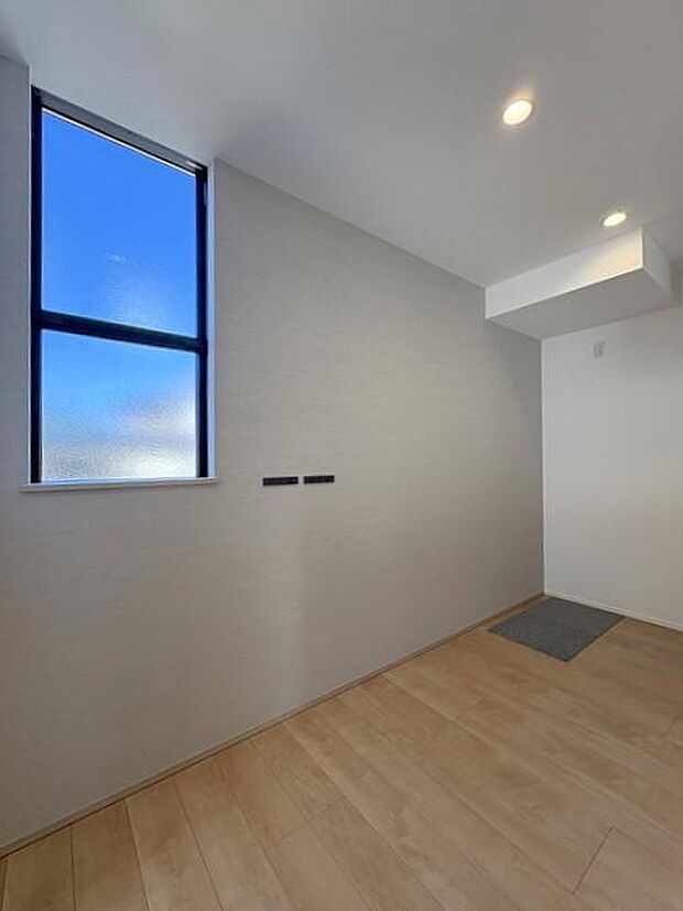 広々としたキッチンで、カップボードや棚も置けるゆとりのある空間です♪収納や作業もスムーズに行えます♪