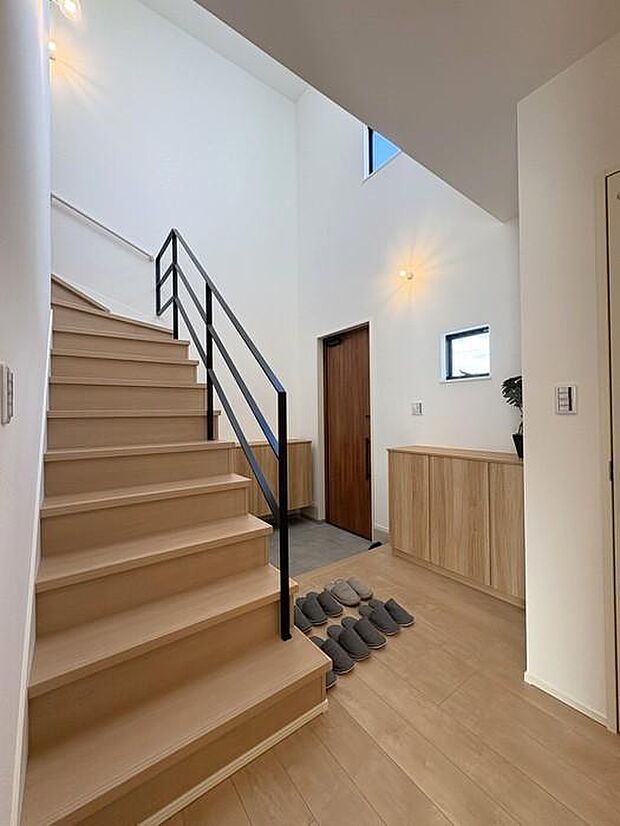 開放感のある吹抜け玄関♪アイアン手すりがアクセントになったスタイリッシュな階段が目を引きます♪