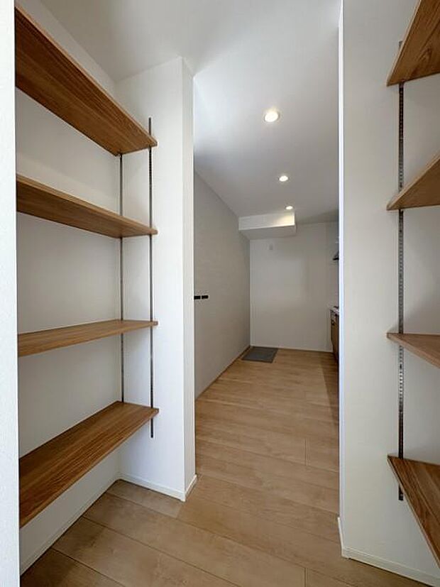 キッチン横にあるパントリーです♪可動棚付きで、食材や調理器具を整理しやすく便利です♪