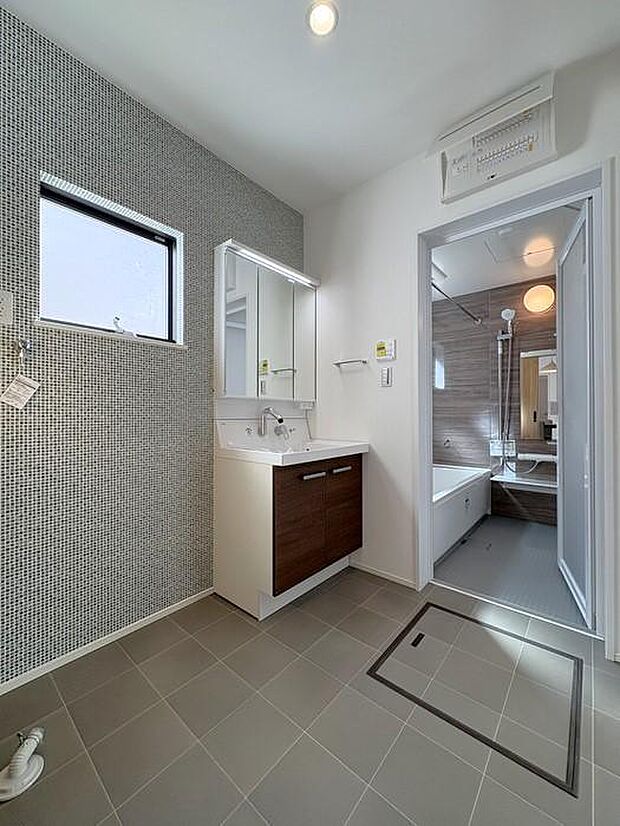 家族みんなの身支度がスムーズにできる洗面脱衣室♪アクセントクロスがおしゃれで明るい空間です♪