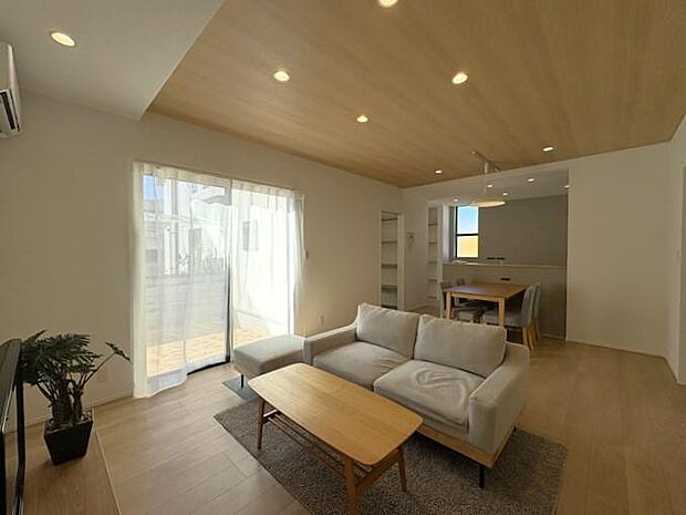 ソファーにテレビボード、ダイニングテーブルを置いても広々使える約17帖のLDKです♪