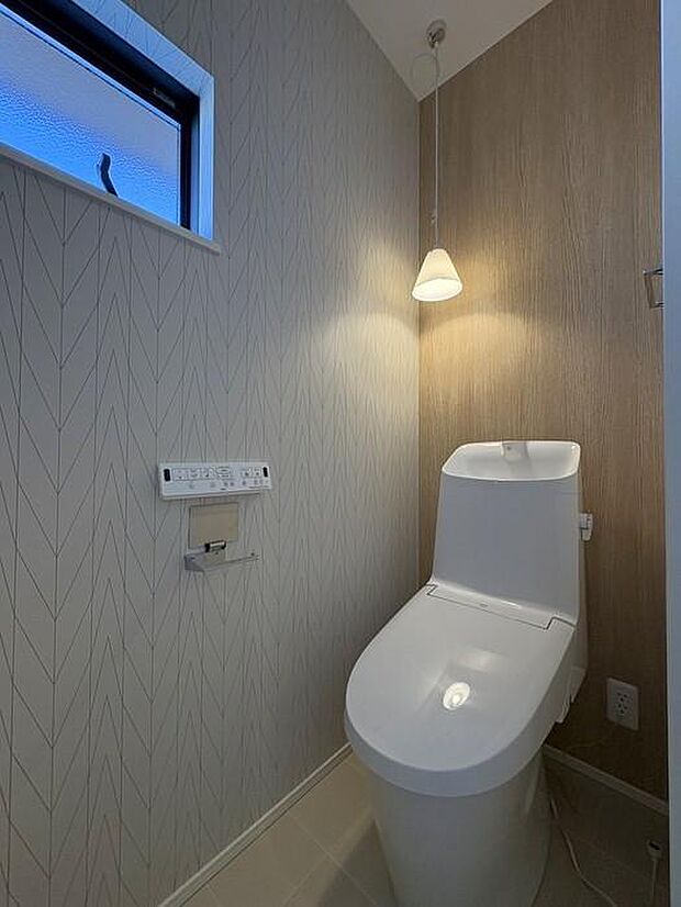 1階のトイレです♪おしゃれなライトが空間を演出し、落ち着いた雰囲気で快適に過ごせます♪