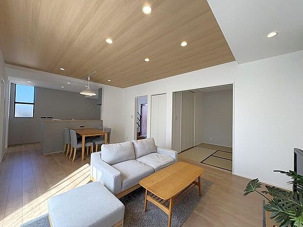 天井の木目がアクセントのおしゃれで落ち着きのあるリビング♪家族みんなでゆったりくつろげます♪