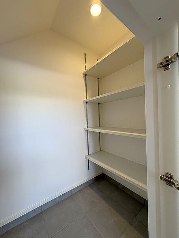 玄関の土間収納です♪階段下のスペースを有効活用して、靴やアウトドア用品などをすっきり収納できます♪