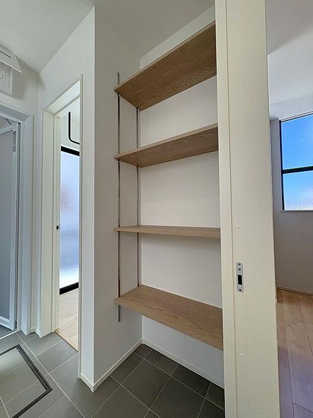 脱衣所にある稼働棚です♪高さを自由に変えられるので収納する物を選ばずとっても便利♪