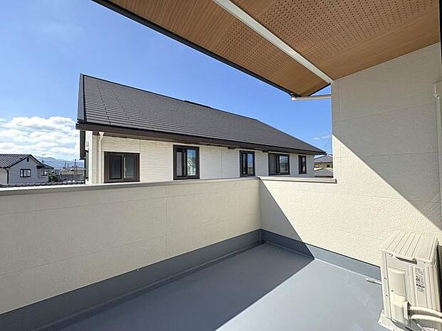 広々とした陽当たり良好の屋根付きバルコニーです♪洗濯物やお布団も安心して干せる快適な空間です♪