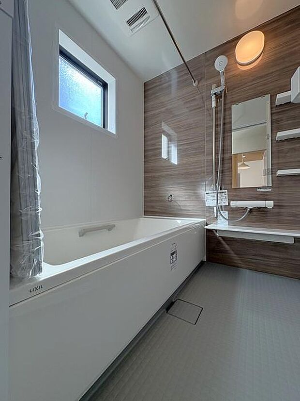 木目調のアクセントウォールが落ち着きを演出する浴室です♪一日の疲れをゆったり癒せるくつろぎの空間です♪