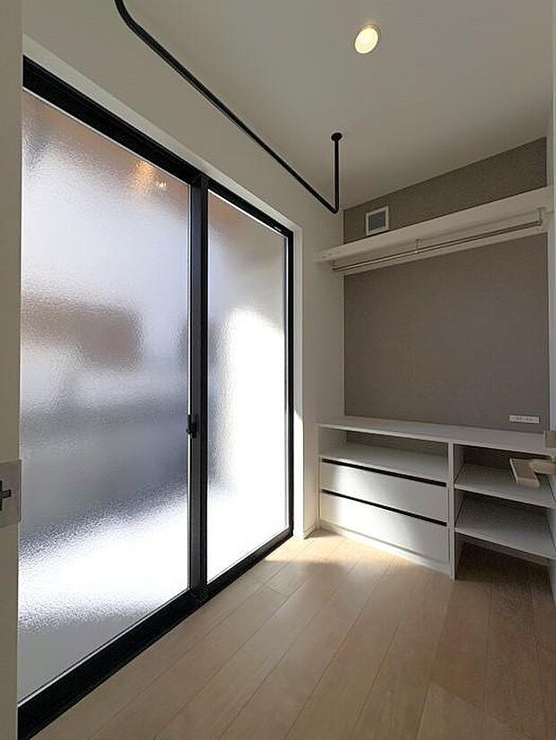 ランドリールームには棚やハンガーパイプ、アイアンの洗濯干しを完備♪洗濯物の整理や干す作業がスムーズです♪